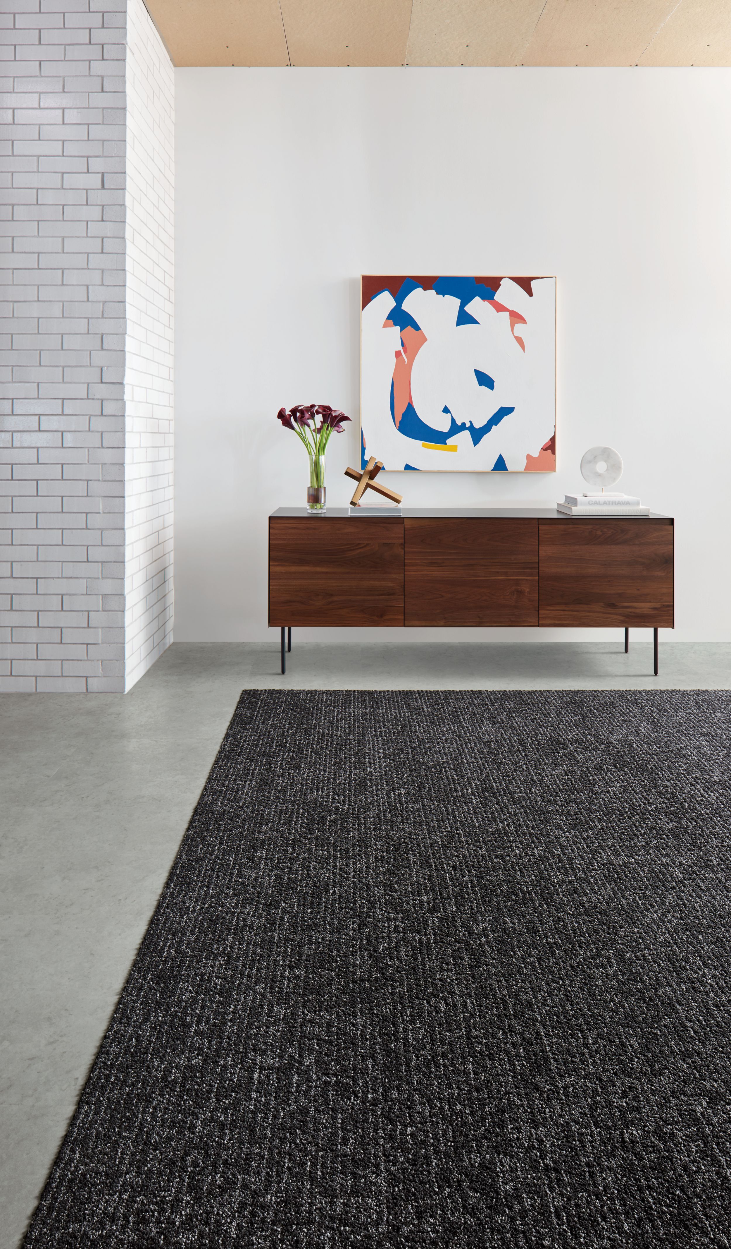 Interface Classic Seven carpet tile with Textured Stones LVT in lobby area  numéro d’image 1